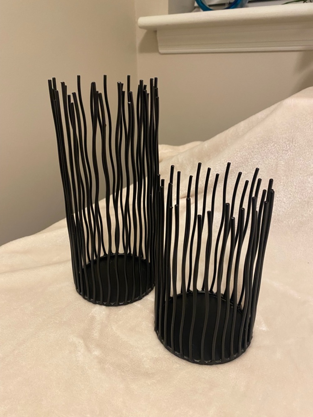 🌸 Black Wire Cylinder Candle Holders - Set of 2 - Picture 3 of 7